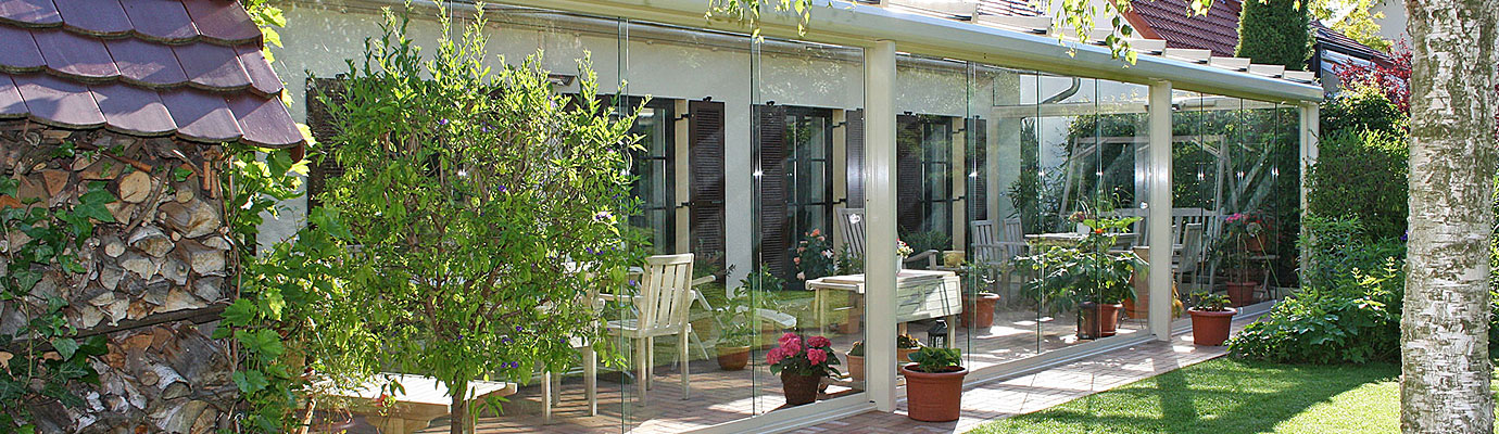 Wintergarten mit Schiebeelementen und Beschattung